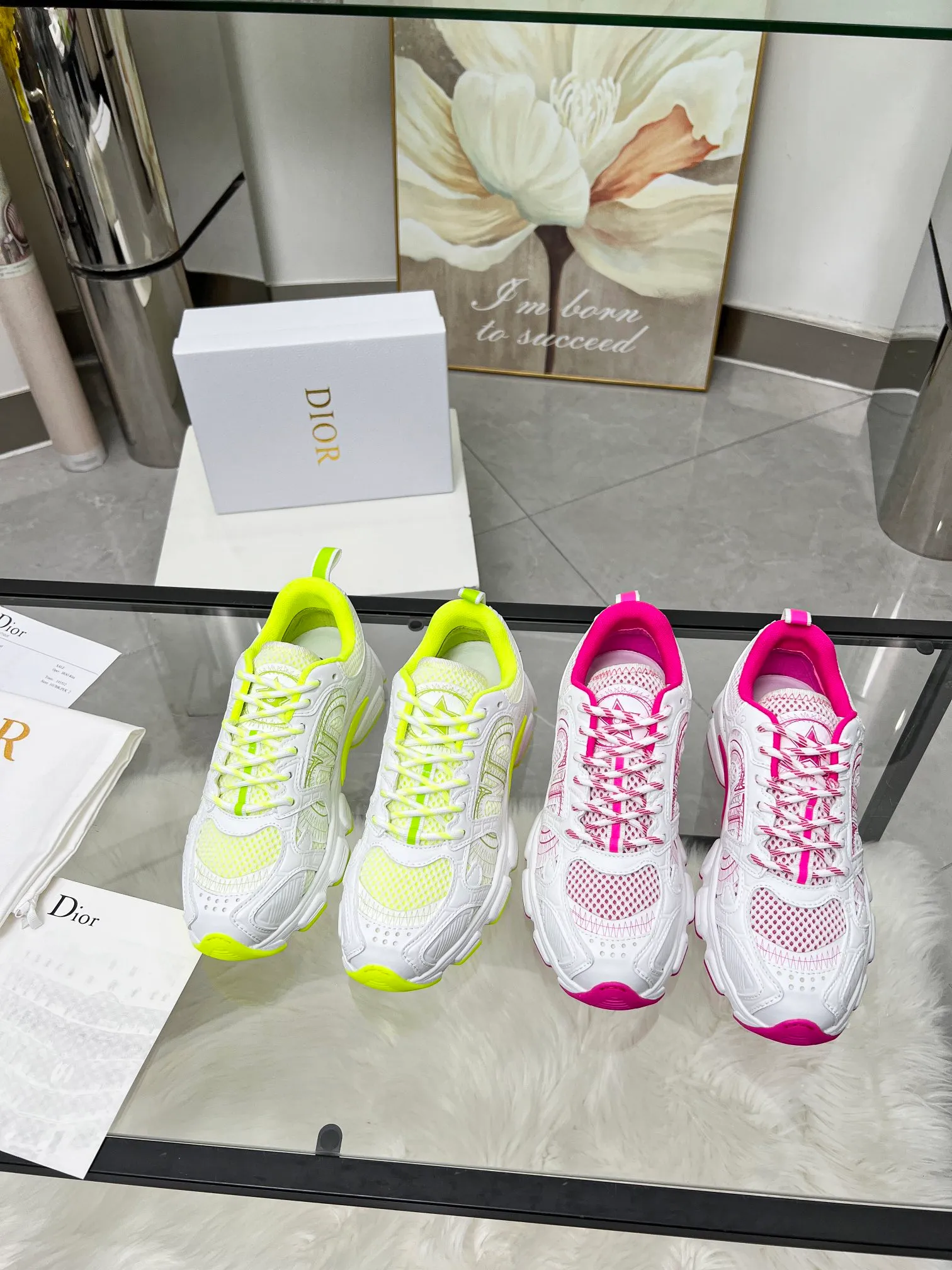 P560🐮🐮The official website of Dijia's new colors has been updated simultaneously [Celebration] This Dior Vibe sneaker incorporates Dior's high-end spirit and reinterprets classic running shoes. White mesh fabric features an Oblique print and is paired with laminated leather-effect panels in gold and silver tones for a contrasting look. It is further embellished with classic details such as 3D effect details, the lucky star symbol on the rear, and the logo on the tongue and rear pull tab. The lightweight sole is embellished with gray stars, complementing a variety of casual or elegant pieces for a modern look. Size: Women’s size 35-41 (35/42 can be customized) Men’s size 40-46 (39/46 can be customized)